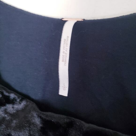 NEW Free People Date Velvet Blouse Long Sleeve Cowl Neck Black L - Picture 8 of 11